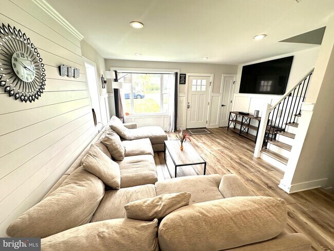 Building Photo - 842 E Cathedral Rd