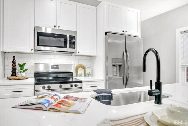 Building Photo - 1112 N Woodburn Ave