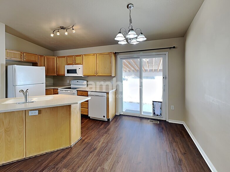 Building Photo - 1381 N 550 E