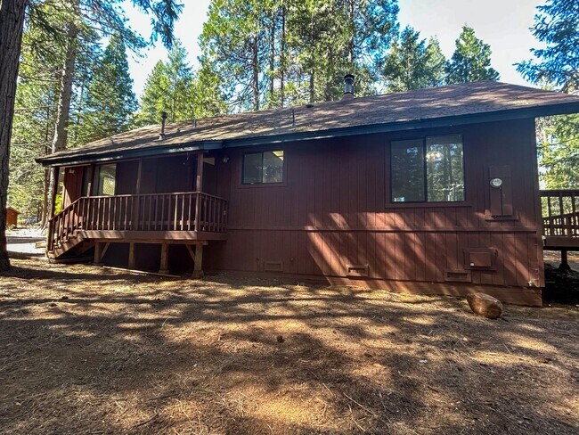 Building Photo - Spacious 2 Bed 1 Bathroom House In Shingletown