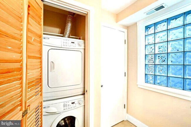 Building Photo - 610 Jefferson St NW