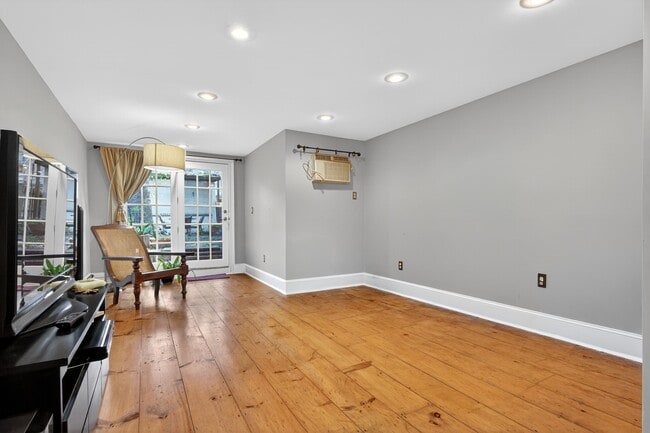 Building Photo - 211 4th St