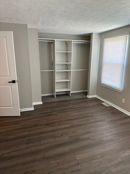 Building Photo - 10 Victoria Manor Ct