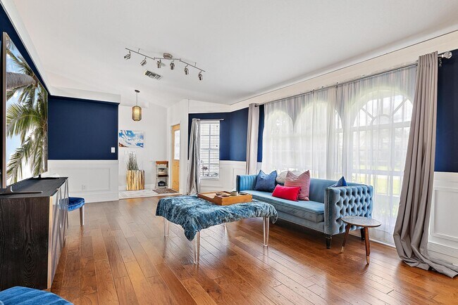 Building Photo - 542 N Cypress Dr