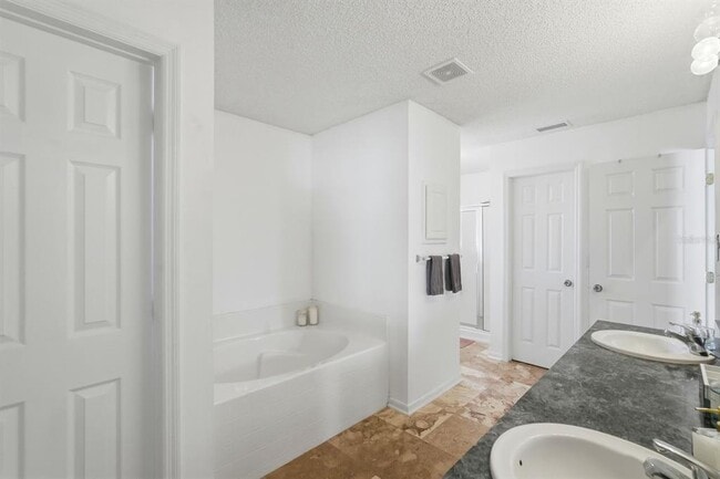 Building Photo - 6 Reybury Ln