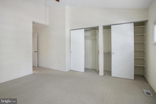 Building Photo - 3395 Lakeside View Dr