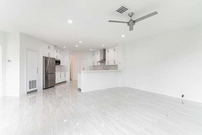 Building Photo - 10879 Handel Pl