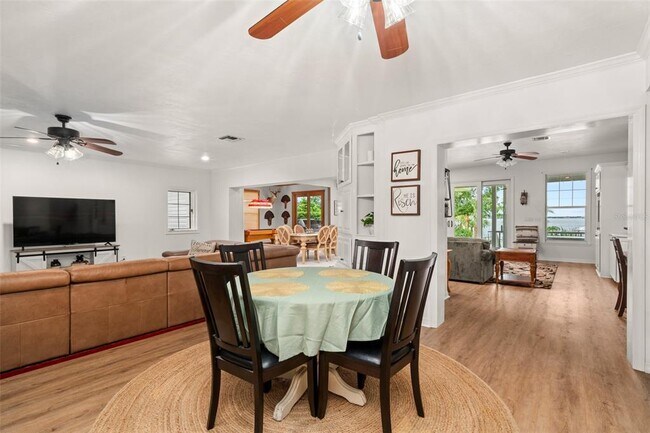 Building Photo - 2551 Lakeview Dr