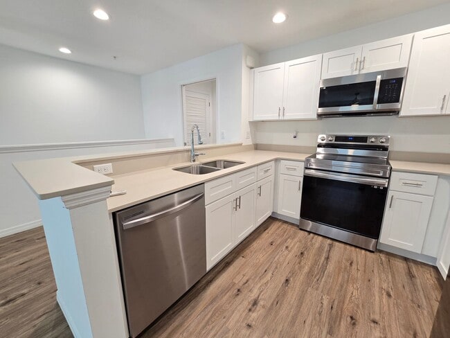 Building Photo - Beautiful 2 bed/ 2 bath Townhome w/ Balcony, Garage & Community Pool
