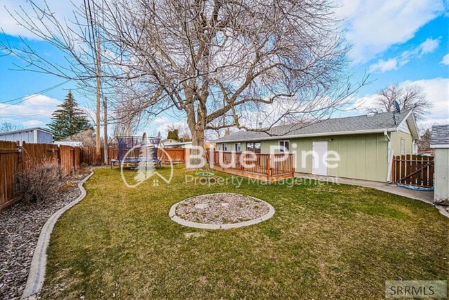 Building Photo - 407 Valley Dr