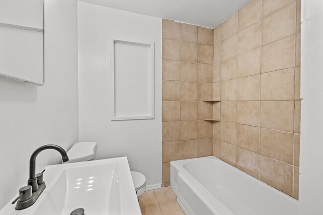 Building Photo - Beautiful 3 Bedroom 2 Bathroom