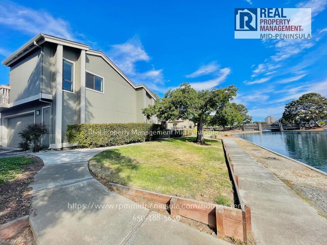 Building Photo - Stunning 2 Bedroom 1.5 Bathroom Waterfront Townhome in Foster City