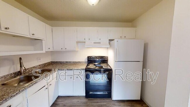 Building Photo - 1411 S Corona Ave