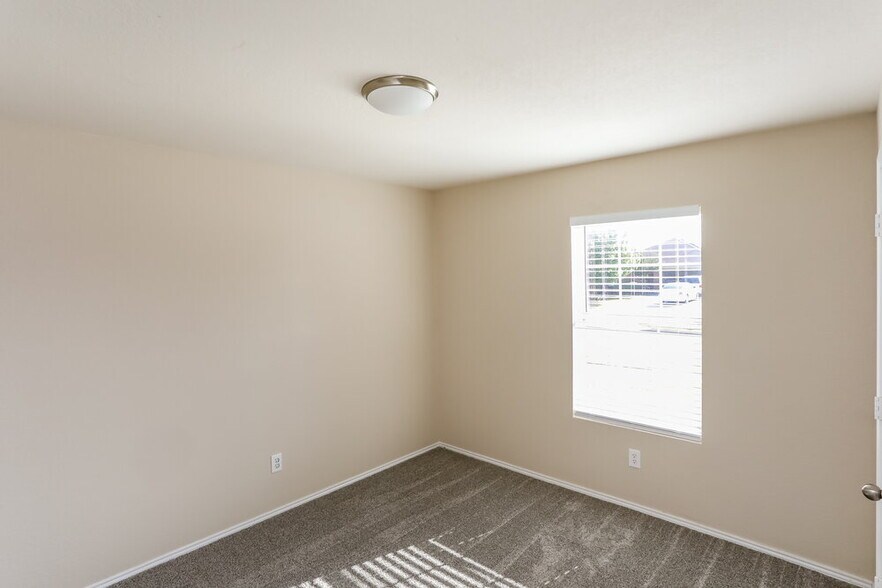 Building Photo - 1316 Hazelnut Dr