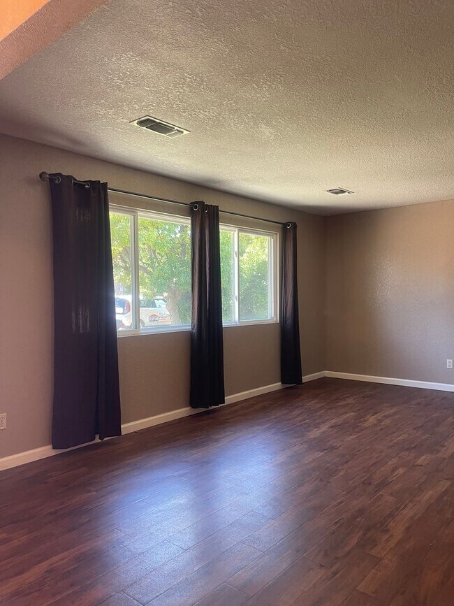 Building Photo - LARGE 4 BEDROOM 2 BATHROOM HOME IN THE PEPPERTREE SUBDIVISION