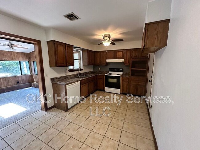 Building Photo - 3112 Beechwood Dr