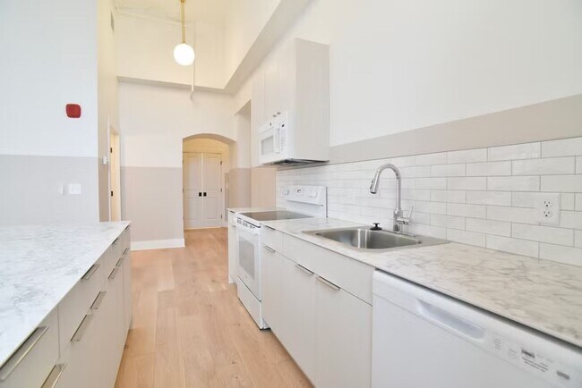 Building Photo - 30 W Broad St