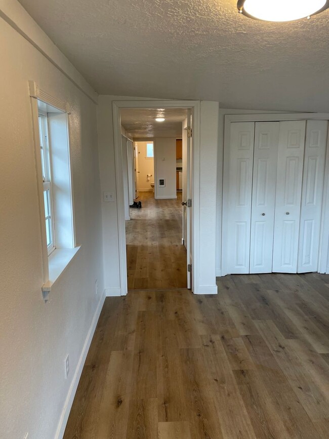 Building Photo - 2 Bed / 1 Bath House in Quiet West Salem H...