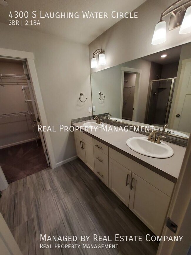 Building Photo - Modern Ridgefield Townhome with Two Car Ga...