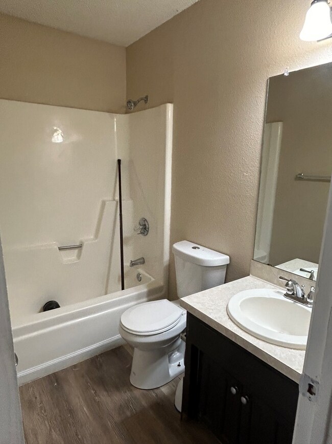 Building Photo - 725 Duke Ave