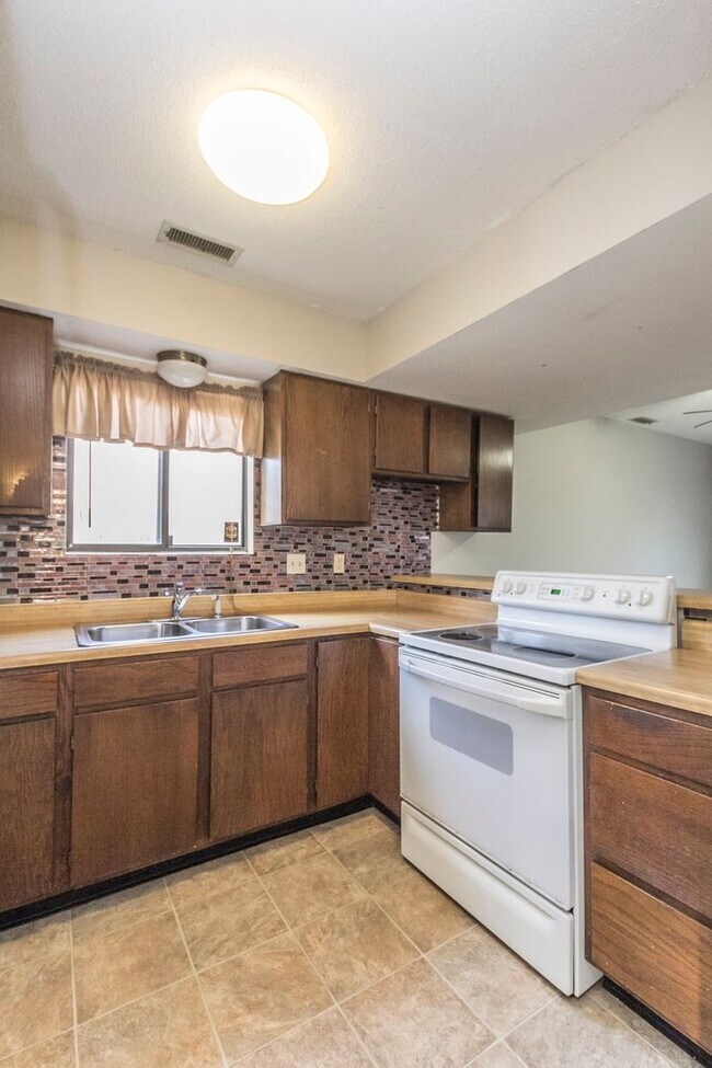 Building Photo - Cozy 3 Bedroom 1.5 Bathroom Duplex