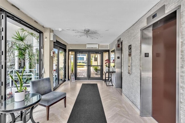 Building Photo - 9800 W Bay Harbor Dr