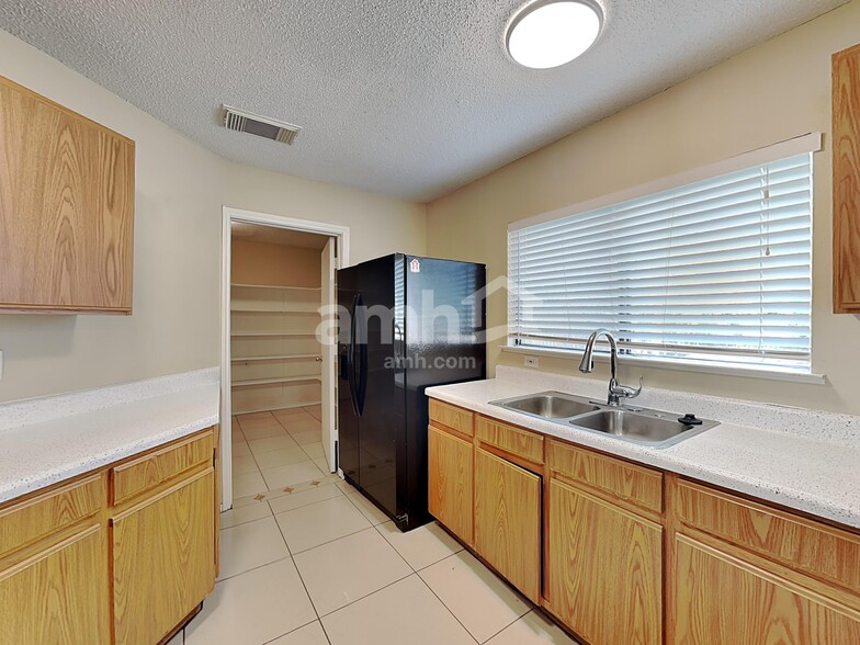 Building Photo - 11011 Victors Hl