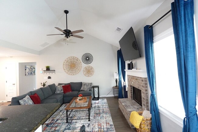 Building Photo - 210 Brittany Pointe Ln