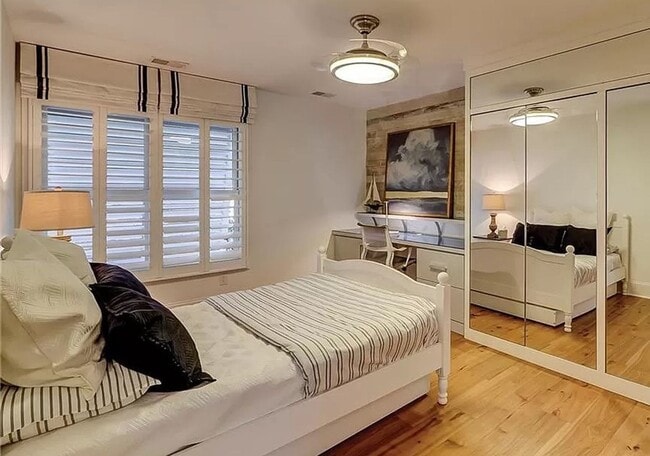 Building Photo - Spectacular Furnished Harbourfront Home in...