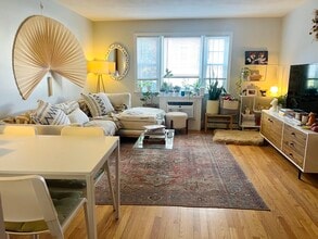 Building Photo - 747 N Main St