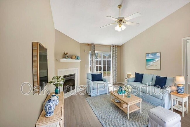 Building Photo - 1366 Pinnacle Ln