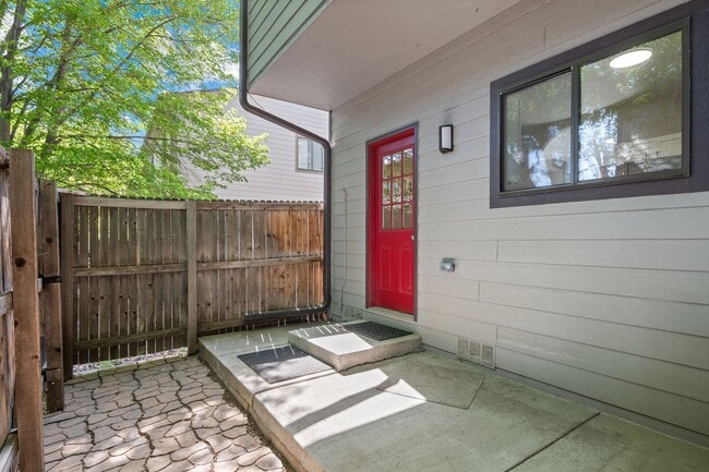 Building Photo - Contemporary Comfort Meets Convenience in ...