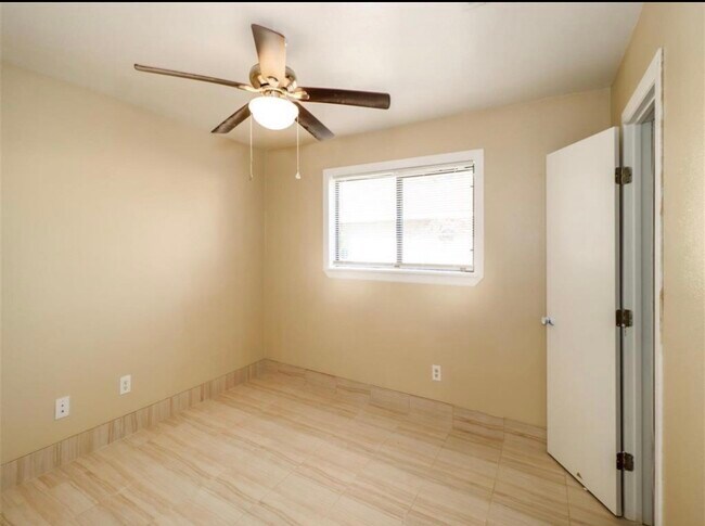 Building Photo - 501 Ladd St