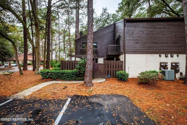 Building Photo - 10462 Big Tree Cir E