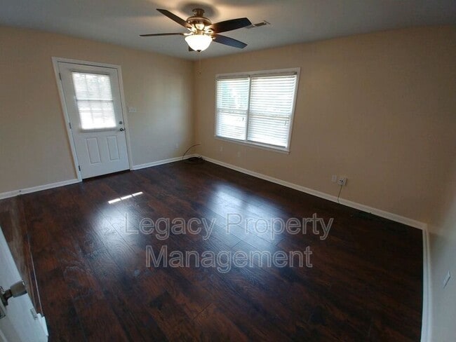 Building Photo - 727 Oakgrove Dr