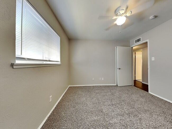 Building Photo - Wonderful 4/2 in Mesquite!!