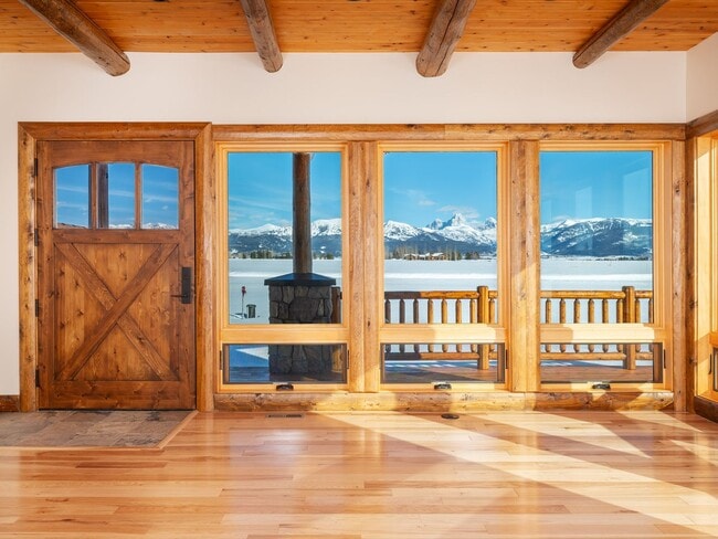 Building Photo - Spacious & Elegant 3-Bedroom Home – Flexib...