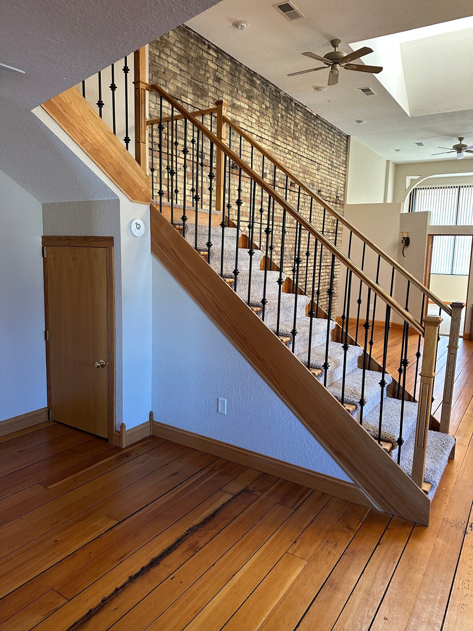 Building Photo - 419 E Grand Ave