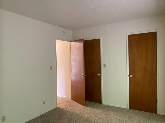 Building Photo - HUGE Charming 2BR/1BA Flat! Downtown! Laundry On-Site! Parking! -PROGRESSIVE