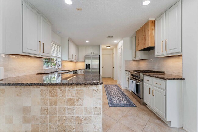 Building Photo - 5614 Whisper Ridge Dr