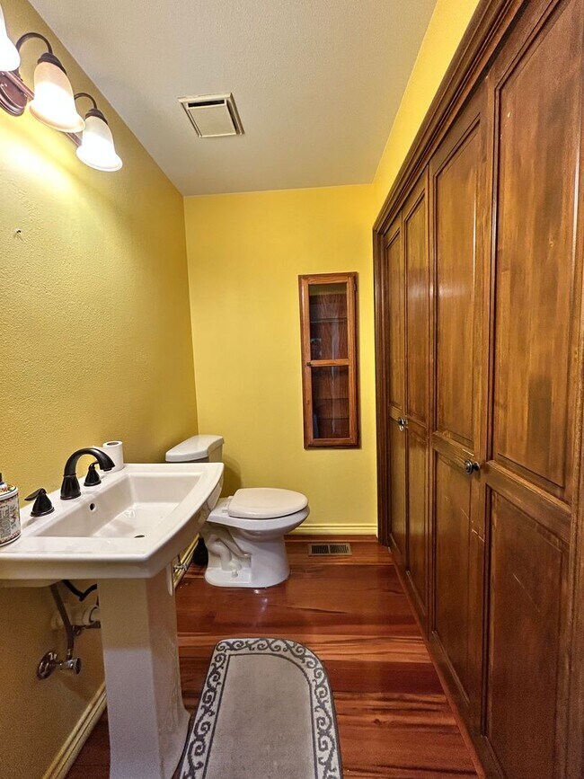 Building Photo - Gorgeous 4 Bedroom Townhome Steps from Boulder Country Club