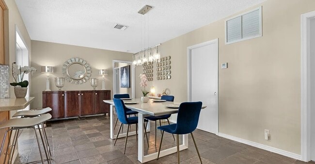 Building Photo - 4946 Glenn Pine Ln