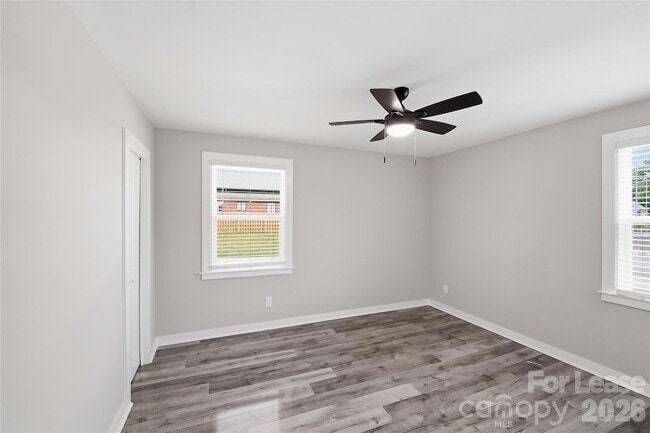 Building Photo - 2301 Shamrock Dr