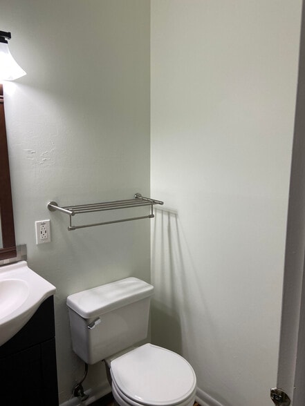 Main 1/2 bath - 1324 Aarons Way