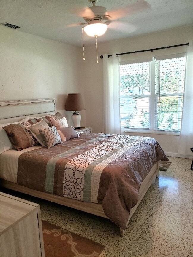 Building Photo - 2BR/2BA Venice Island Duplex Available April 2026