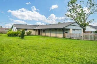 Building Photo - Charming 4-Bedroom Home with Spacious Yard in Rogers