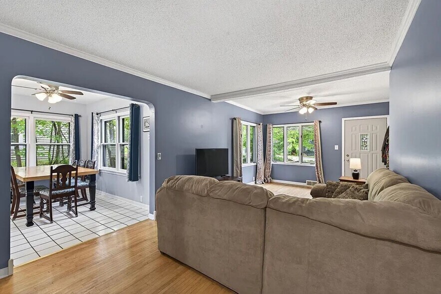 Building Photo - 944 Mahtomedi Ave