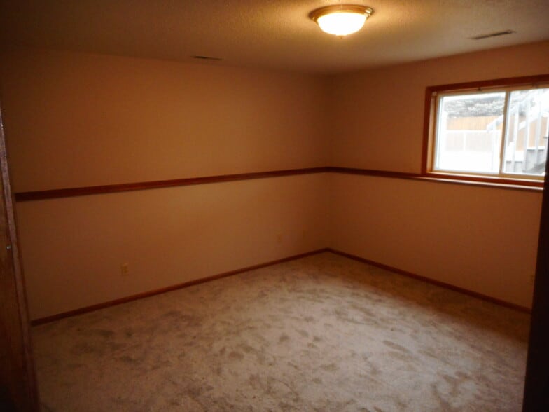 Building Photo - 125 Rosewood Ln S