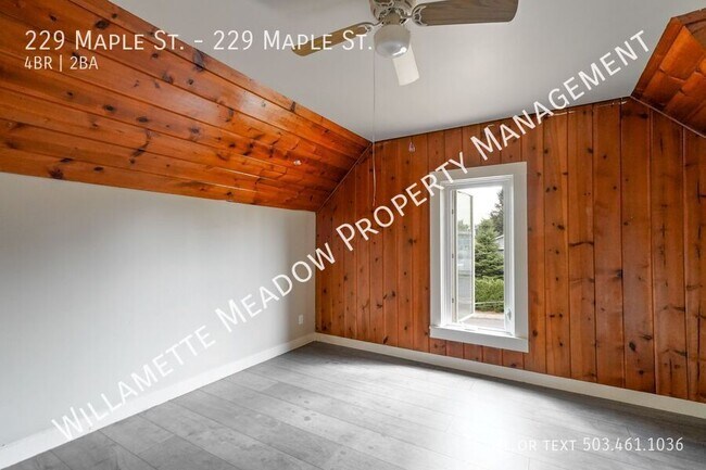 Building Photo - 229 NE Maple St