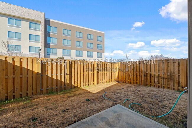 Building Photo - 3217 Venetian Dr